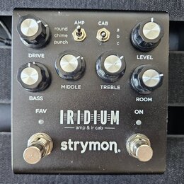 Černý kytarový pedál s nápisy IRIDIUM, amp & ir cab a značkou strymon. Zařízení má pět černých otočných ovladačů s kovovými krytkami označených jako…