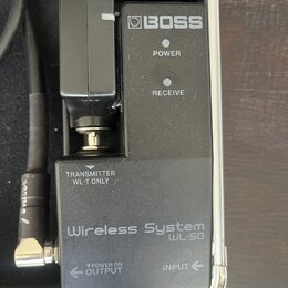 Černý bezdrátový přijímač s nápisy BOSS, POWER a RECEIVE. Na spodní části jsou texty TRANSMITTER WL-T ONLY, Wireless System WL-50 a značení OUTPUT a…