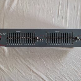 Šedý rackový grafický ekvalizér s nápisem DOD v levém horním rohu a graphic equalizer v levém dolním rohu. Zařízení obsahuje dva kanály označené CHAN…