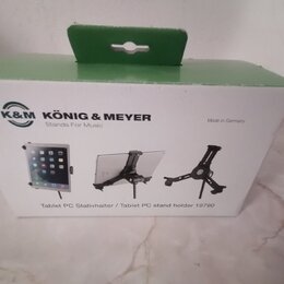 Kartonová krabice s držákem na tablet. Na krabici je nápis K&M KÖNIG & MEYER, Stands For Music a Made in Germany. Dole je uveden název produktu Table…