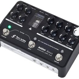 Černý kytarový pedál s nápisy Two notes AUDIO ENGINEERING a Revolt Bass ANALOG AMP SIM. Zařízení má tři sekce s ovládacími knoflíky označenými jako C…