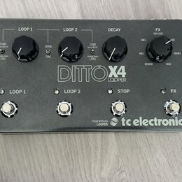 Šedý efekt pedál s nápisem DITTO X4 LOOPER a logem tc electronic. Zařízení má čtyři ovládací knoflíky, čtyři stoupací spínače označené jako LOOP 1, L…