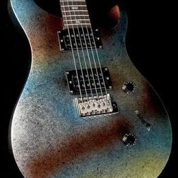 Elektrická kytara s dvojcutem a barevným, přechodovým povrchem v modrých, hnědých a žlutých odstínech. Nástroj má dva humbuckery, dva ovládací knofík…