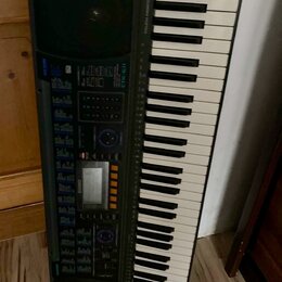 Černý digitální klavír s bílými a černými klávesami. Na levé straně je ovládací panel s displejem, tlačítky a nápisy CASIO a CTK-611. V horní části n…