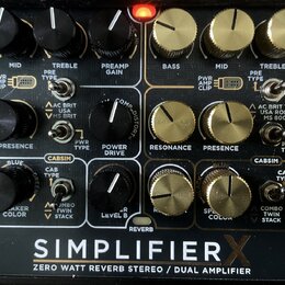 Detailní pohled na ovládací panel zařízení s nápisem SIMPLIFIER X a textem ZERO WATT REVERB STEREO / DUAL AMPLIFIER. Panel je rozdělen na dvě části s…