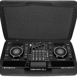 Černý DJ kontrolér umístěný v otevřeném černém přepravním kufru s polstrováním. Na zařízení je v dolní části bílý nápis DENON DJ a vpravo nápis SC LI…