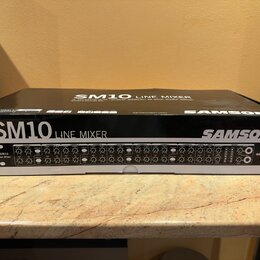 Krabice s produktem SAMSON SM10 LINE MIXER. Na přední straně je zobrazen obrázek mixéru s nápisy SM10 Line Mixer a SAMSON. Horní strana krabice obsah…