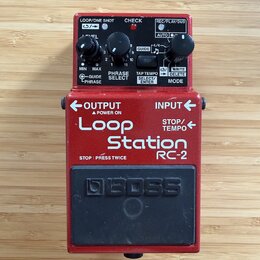 Červený efekt pedál Boss Loop Station RC-2. Na horní části jsou dva černé ovládací knoflíky, přepínač GUIDE a několik kontrolek s nápisy LOOP/ONE SHO…