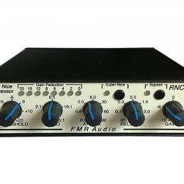 Kompresor s černým kovovým šasi a bílým předním panelem. Na panelu jsou nápisy Really Nice Compressor, FMR Audio a RNC1773, čtyři modré ovládací knof…