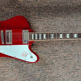 Červená elektrická kytara s bílým pickguardem a dvěma humbuckery. Na hlavě hmatníku je viditelné logo Epiphone. Nástroj vykazuje známky používání v p…