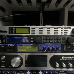 Snímek zachycuje čtyři rackové studiové procesory naskládané nad sebou. Horní zařízení je stříbrné s nápisem tc electronic a modrým logem. Druhý přís…