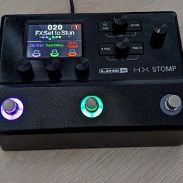 Černý efektový procesor Line 6 HX STOMP s kovovým povrchem v textuře glitter. Zařízení má digitální displej, čtyři ovládací knoflíky a tři nožní spín…