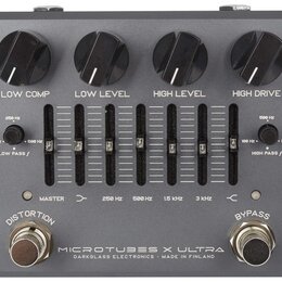 Šedý efekt pedál s nápisy MICROTUBES X ULTRA, DARKGLASS ELECTRONICS a MADE IN FINLAND. Horní část obsahuje čtyři černé otočné ovladače s popisky LOW…