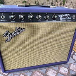 Fialový kytarový kombozesilovač s béžovou textilní maskou. Na předním panelu je nápis Princeton Reverb Amp a FENDER MUSICAL INSTRUMENTS, vlevo nápis…