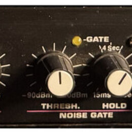 Černý rackový procesor s nápisy MDC 2001 STEREO MASTER DYNAMICS CONTROLLER a logem ART Applied Research & Technology Inc. Přední panel obsahuje řadu…