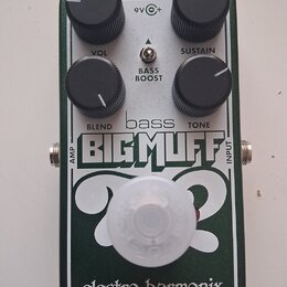 Zelený efekt pedál s bílým nápisem bass BIG MUFF. Na horní části jsou čtyři černé ovládací knoflíky s popisky VOL, SUSTAIN, BLEND a TONE, dále nápis…