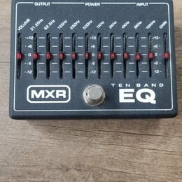 Černý kytarový ekvalizér s nápisy OUTPUT, POWER a INPUT. Na horní straně je deset posuvníků s označením frekvencí od 31.25Hz do 16kHz, vlevo VOLUME a…