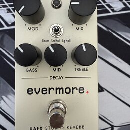 Bílý efekt pedál s nápisem evermore. v dolní části je uveden model UAFX STUDIO REVERB. Zařízení má pět černých otočných ovladačů s popisky MOD, MIX,…