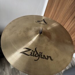 Kruhový mosazný činel s viditelným rýhováním povrchu. Na povrchu je černý nápis Zildjian a v horní části logo A s textem MASTERSOUND HIHAT TOP Hi 14…