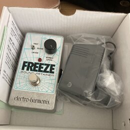 V bílém kartónovém boxu je efekt pedál stříbrné barvy s nápisy FREEZE, SOUND RETAINER a značkou electro-harmonix. Pedál má jeden černý ovládací knofl…