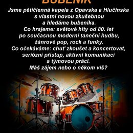 Obrázek obsahuje textový inzerát na hledání bubeníka do kapely v regionu Opava a Hlučín. V dolní části je umístěn digitálně zpracovaný obrázek bicí s…
