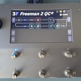 Stříbrný procesor kytarových efektů s displejem a ovládacími prvky. V pravém horním rohu je nápis QUADCORTEX, vlevo velký knoflík s popiskem VOLUME.…