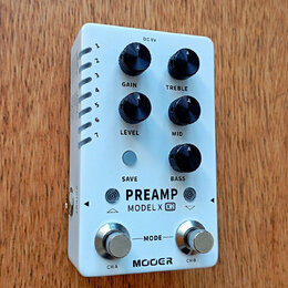 Bílý efekt pedál s nápisy PREAMP, MODEL X (X2) a značkou MOOER. Zařízení má pět černých otočných potenciometrů s popisky GAIN, TREBLE, LEVEL, MID a B…