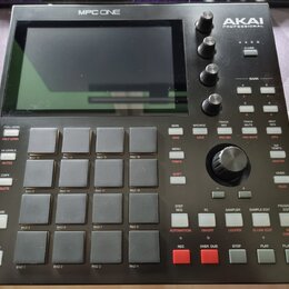 Černý sampler MPC ONE značky AKAI PROFESSIONAL s integrovaným displejem. Zařízení obsahuje 16 gumových padů, několik ovládacích knofíků a řadu progra…
