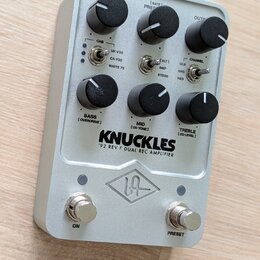 Stříbrný kytarový efekt pedál s šesti černými ovládacími knoflíky a dvěma přepínači. Na horní části je nápis KNUCKLES a pod ním text '92 REV F DUAL R…