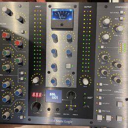Stříbrný rackový procesor s nápisy Solid State Logic, SSL UC1 a BUS COMPRESSOR. Zařízení obsahuje numeroustočítka, přepínače a LED indikátory v sekcí…