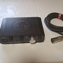 Na fotografii je černý zvukový interface, mikrofon a kabel. Interface má na horní straně kulaté logo s postavou a nápisy ONYX, LINE INPUT 1, LINE INP…
