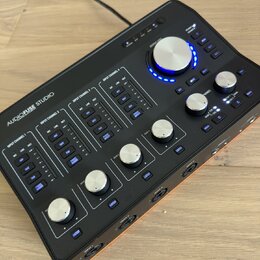 Černý audio rozhraní s nápisem AUDIOFUSE STUDIO. Zařízení obsahuje čtyři vstupní kanály označené jako INPUT CHANNEL 1 až 4, každý s vlastními přepína…