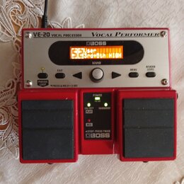 Červený vokální procesor BOSS VE-20 Vocal Performer. Zařízení má digitální displej s oranžovým textem User 52 3rd+5th HIGH a ovládací prvky jako knof…