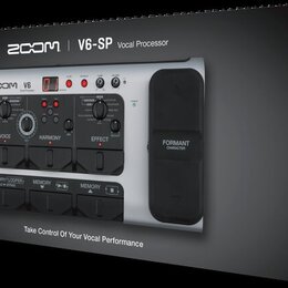 Fotografie znázorňuje krabici s vokálním procesorem Zoom V6-SP. Na krabici jsou nápisy ZOOM, V6-SP Vocal Processor a Take Control Of Your Vocal Perfo…