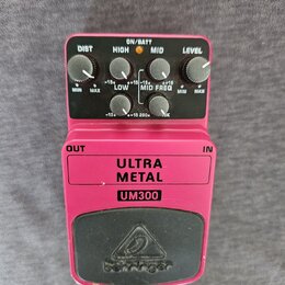 Růžový efekt pedál s nápisem ULTRA METAL a označením modelu UM300. Horní panel obsahuje čtyři černé otočné knoflíky s popisky DIST, HIGH, MID a LEVEL…