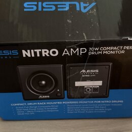 Fotografie zachycuje kartonovou krabici s produktem Alesis Nitro Amp. Na přední straně je nápis NITRO AMP 70W COMPACT PER DRUM MONITOR a obrázky dvou…