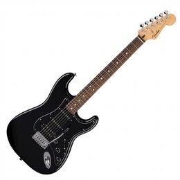 Černá elektrická kytara typu Stratocaster s hnědým hmatníkem a světlým dřevěným hlavním hmatníkem. Na hlavě je vidět nápis Fender STRATOCASTER. Kytar…