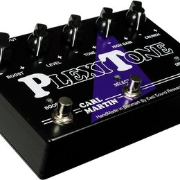 Černý kytarový efekt pedál s nápisem PLEXITONE a jménem CARL MARTIN. Na horní straně jsou čtyři černé ovládací knoflíky s popisky LEVEL, TONE, HIGH G…