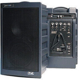 Dva černí plastové reproduktory s mřížkou. Na levém je v horním rohu nápis "Sentry 450W" a v dolním rohu logo s nápisem "SENTRY". Pravý reproduktor u…