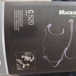 Fotografie znázorňuje krabici od mikrofonu. Na černé části obalu je bílý nápis MicroMic THE ORIGINAL, model C 520 VOCAL a texty v několika jazycích z…