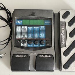 Šedý kytarový procesor s výrazem Digitech RP 250 a nápisem MODELING GUITAR PROCESSOR. Zařízení obsahuje digitální displej, řadu tlačítek pro ovládání…