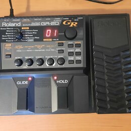 Černý kytarový syntetizátor Roland GR-20. Na předním panelu jsou vidět nápisy Roland, GUITAR SYNTHESIZER a GR-20 s červeným digitálním displejem zobr…