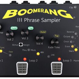 Černý efekt pedál s nápisem BOOMERANG III Phrase Sampler. Zařízení má čtyři šedéstříhý zapínací spínače, několik černých otočných potenciometrů a řad…