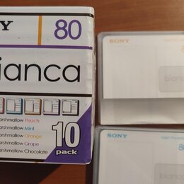 Krabice a čtyři kusy recordable MiniDisc disků značky SONY, model bianca. Na krabici je nápis 80, 10 pack a seznam barev: Marshmallow Peach, Marshmal…