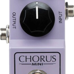 Fialový efekt pedál s nápisy CHORUS MINI a Ibanez. Na horní části jsou dva černé otočné ovladače s popisky DEPTH a LEVEL, červená kontrolka a velký č…