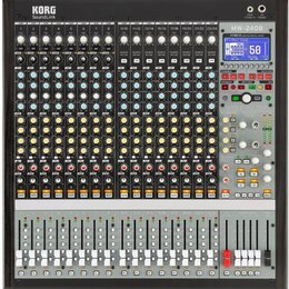 Černý digitální mixážní pult s nápisy KORG SoundLink a MW-2408 HYBRID ANALOG/DIGITAL MIXER. Zařízení obsahuje mřížku bílých a žlutých podsvícených tl…