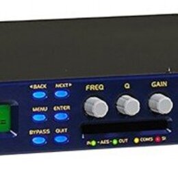 Modrý rackový procesor s černým šasi. Na předním panelu je nápis xta, model DP448 AUDIO MANAGEMENT SYSTEM a displej s textem AudioCore DP448 Software…