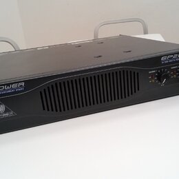 Černý výkonový zesilovač v rackovém provedení. Na předním panelu jsou nápisy EUROPOWER, PROFESSIONAL SOUND REINFORCEMENT SERIES a logo BEHRINGER. V p…