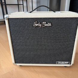 Kytarový kombozesilovač v bílém vinylovém potahu s černou textilní maskou. Na přední straně je umístěno bílé logo „Harley Benton“ a v pravém dolním r…