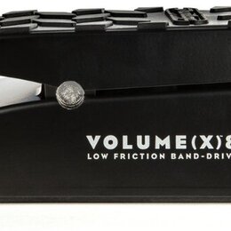 Černý volume pedál s texturovaným povrchem stupně. Na boku je bílý nápis VOLUME(X)8 a pod ním text LOW FRICTION BAND-DRIVE. Vedle nápisů je umístěno…